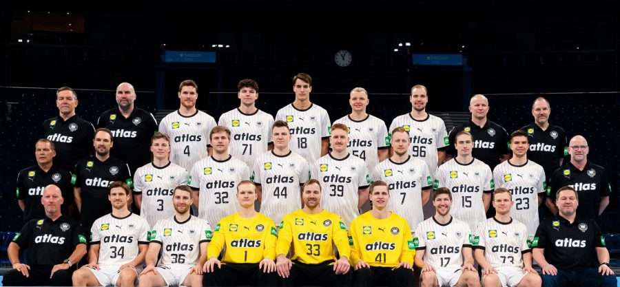 Handball WM 2025 Männer Team Deutschland DHB – Hinten von links: Bundestrainer Alfred Gislason, Co-Trainer Erik Wudtke, Johannes Golla, Marko Grgic, Julian Köster, Justus Fischer, Tim Zechel, Bundestrainer Athletik Dr. Simon Overkamp, Bundestrainer Torwart Mattias Andersson. Mitte: Teamkoordinator Volker Schurr, Nationalmannschaftsmanager Benjamin Chatton, Nils Lichtlein, Franz Semper, Christoph Steinert, Lukas Stutzke, Luca Witzke, Juri Knorr, Renars Uscins, Mannschaftsarzt Dr. Philip Lübke. Vorn: Physiotherapeut Dennis Finke, Rune Dahmke, Lukas Mertens, David Späth, Andreas Wolff, Joel Birlehm, Lukas Zerbe, Timo Kastening, Physiotherapeut Martin Leuthner – Copyright: Marco Wolf/DHB